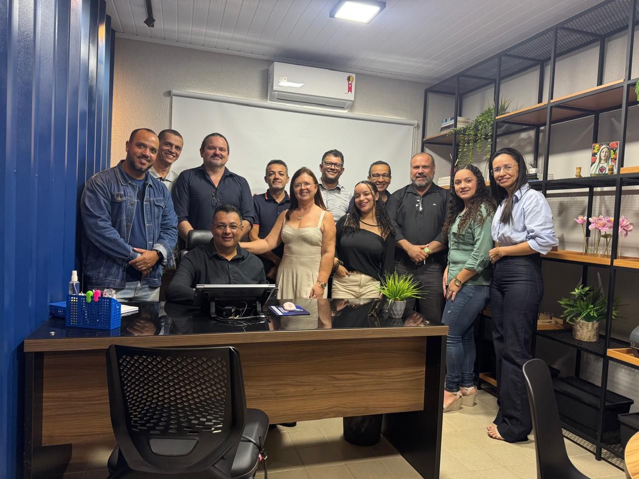 Encontro de pessoas no escritório da Contaconsult